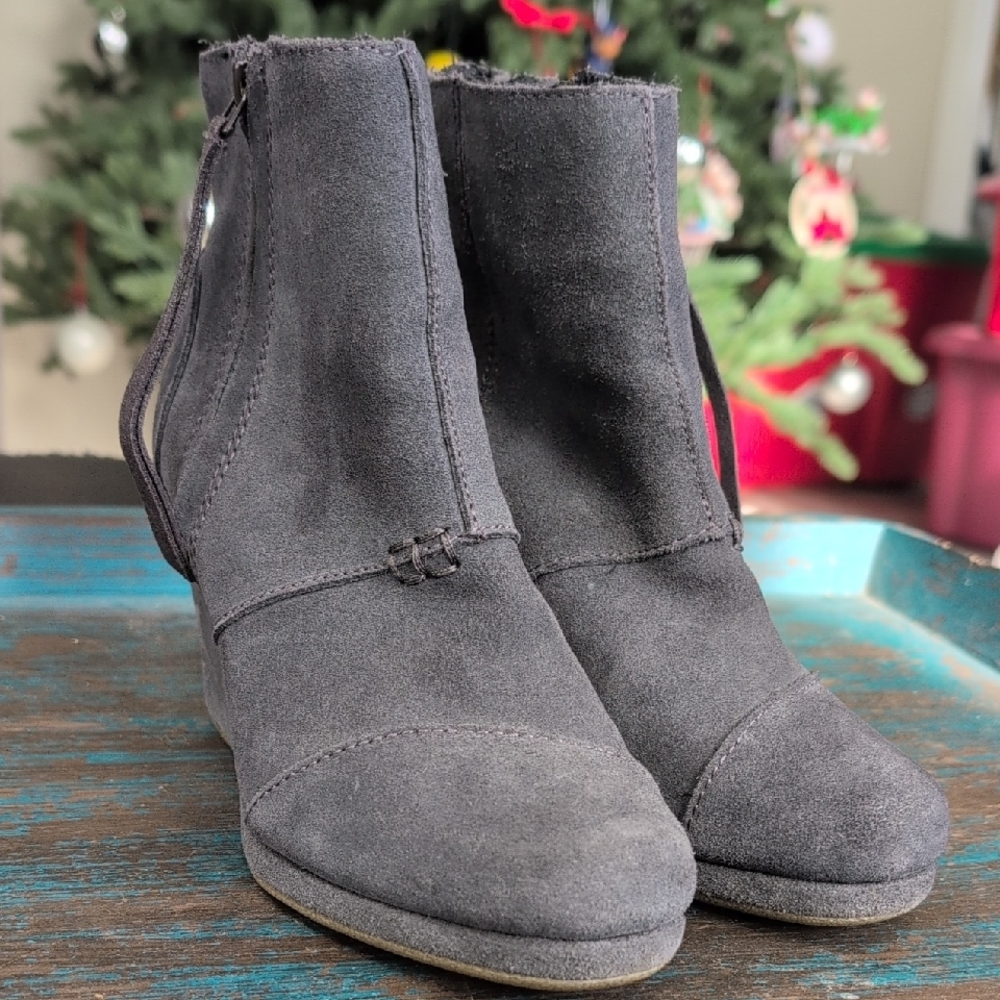 Toms Comfortable Gray Suede Ankle Boots